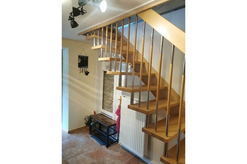 Holztreppe und Gardarobe, Eingangsbereich