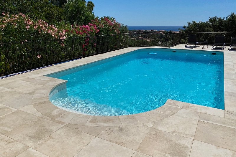 Terrasse und Pool