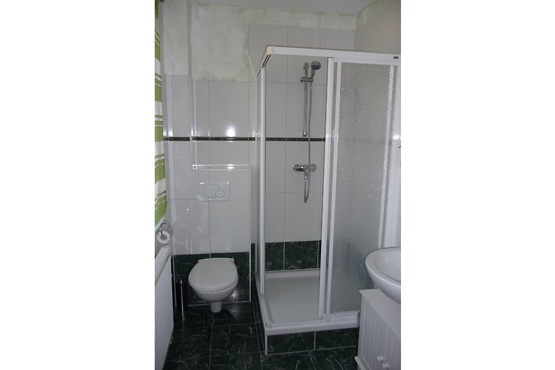 Łazienka z prysznicem na parterze