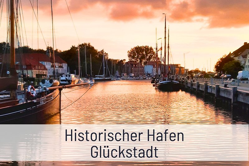 Wasser, Boot, Hafen, Sonnenuntergang - Ausflugsziel Städtedenkmal Glückstadt