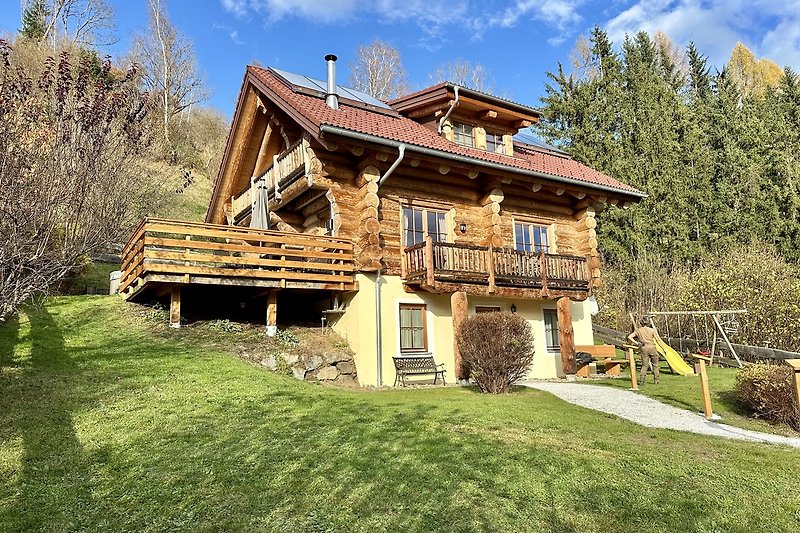 Natuirstammhaus mit Garten und Blick auf die Natur.