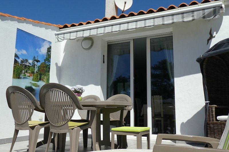 Gemütliche Terrasse mit Liegen und Strandkorb, April 2024