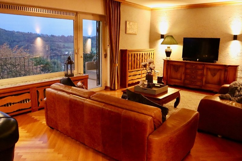 Wohnzimmer mit panorama blick auf Eifel bergen