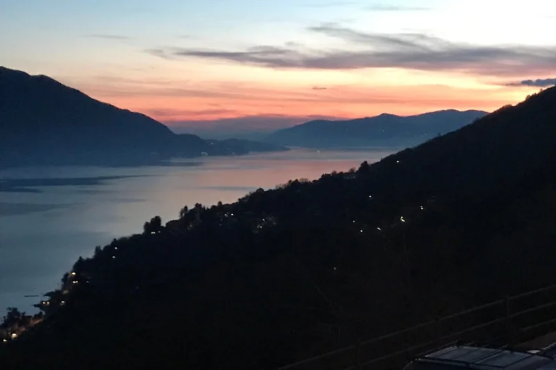 Uitzicht vanaf het terras bij zonsondergang