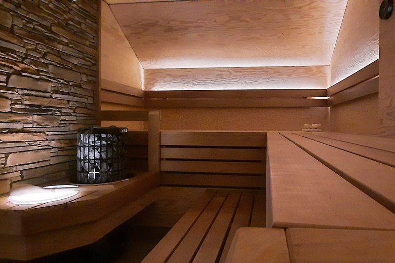 Finse Sauna met rustruimte, 2 douches, toilet en wastafel