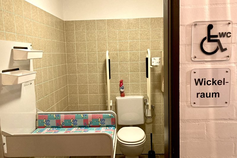 Mindervalide toilet met baby kleed tafel / WILDNISHAUS