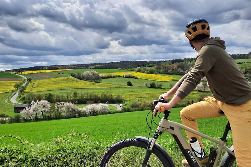 Radfahren oder Mountainbiken, entdecken Sie die vielen Routen in und um die Waldstube und den Nationalpark Eifel.