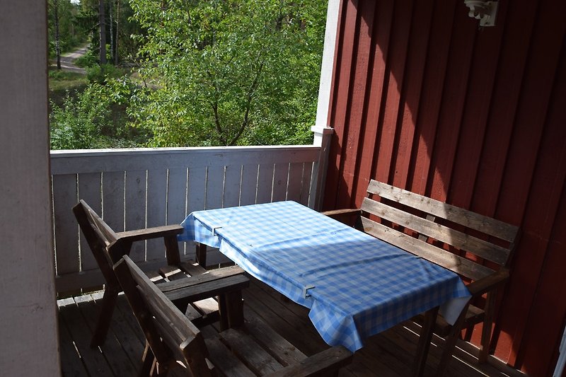 überdachte Terrasse mit Gartenmöbeln