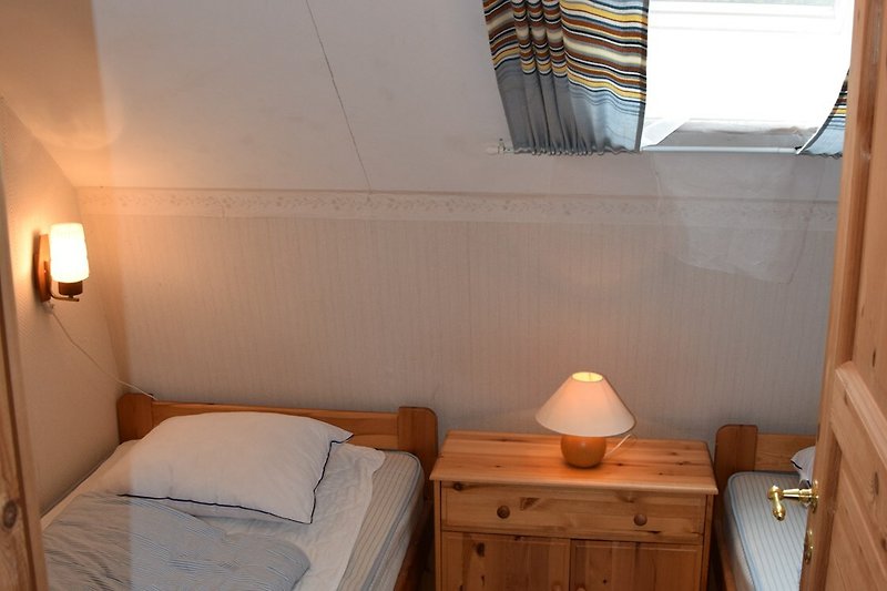 gemütliches Schlafzimmer oben für 2 Personen mit Velux-Dachfenster