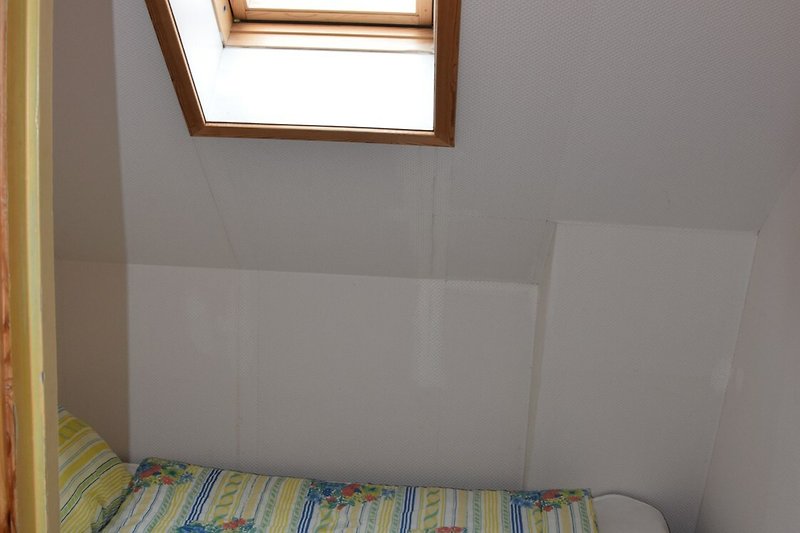 kleines Zimmer oben für 1 Person, mit Velux-Dachfenster