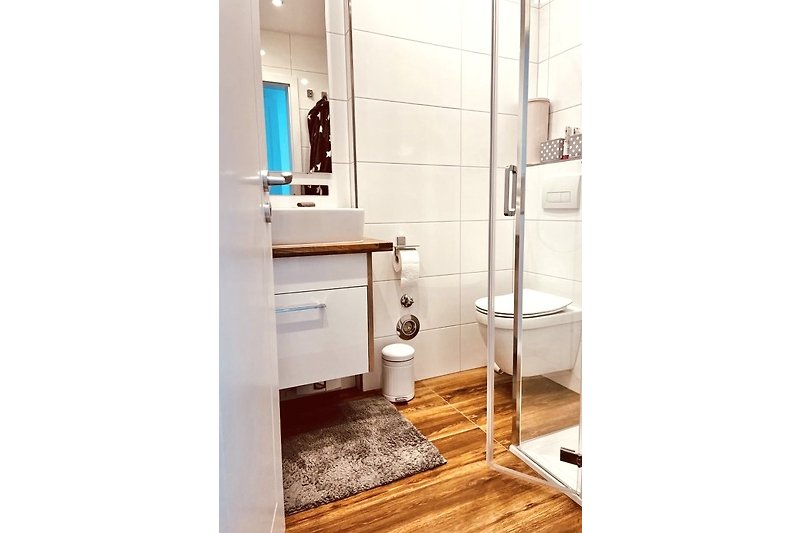 Schönes Badezimmer mit Spiegel, Toilette, sehr schön gefliest