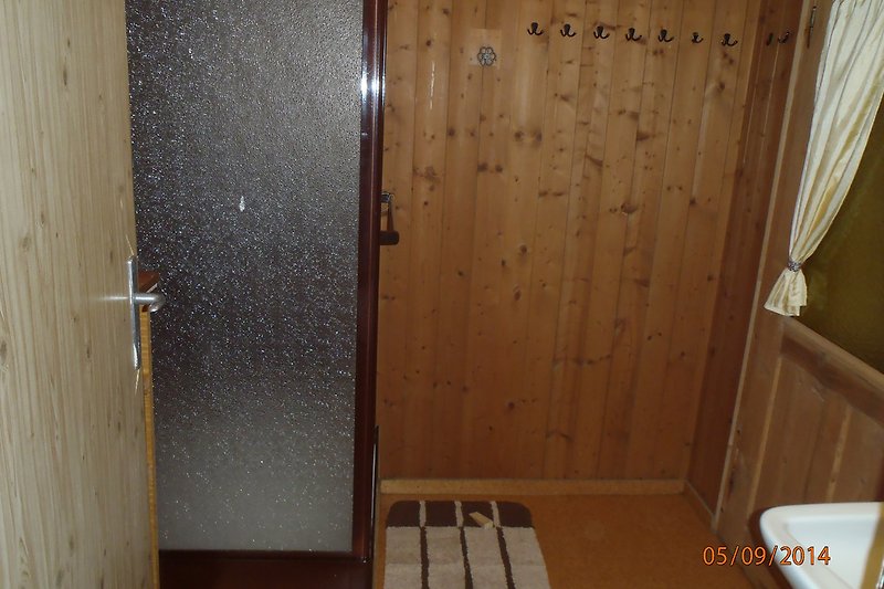  Duschkabine steht in einem Durgangsraum wobei sich beide Türen verschliessen lassen.