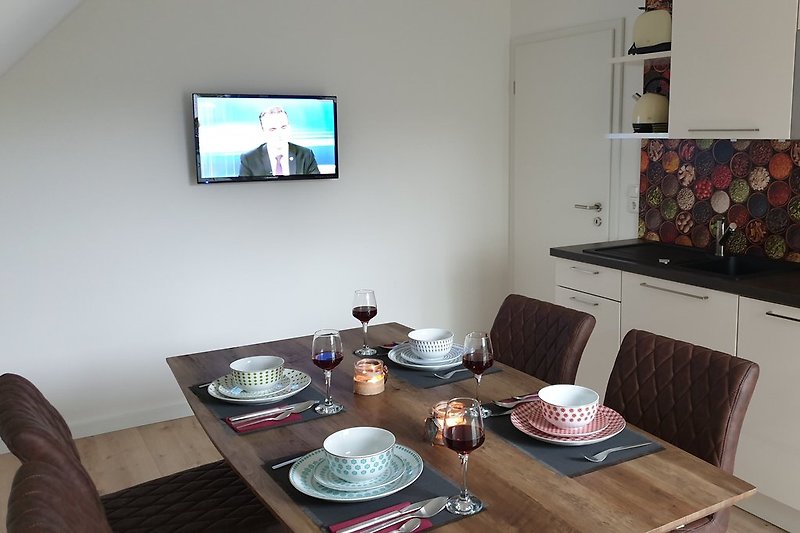 Separate Küche mit Essbereich und Fernseher für 4 Personen