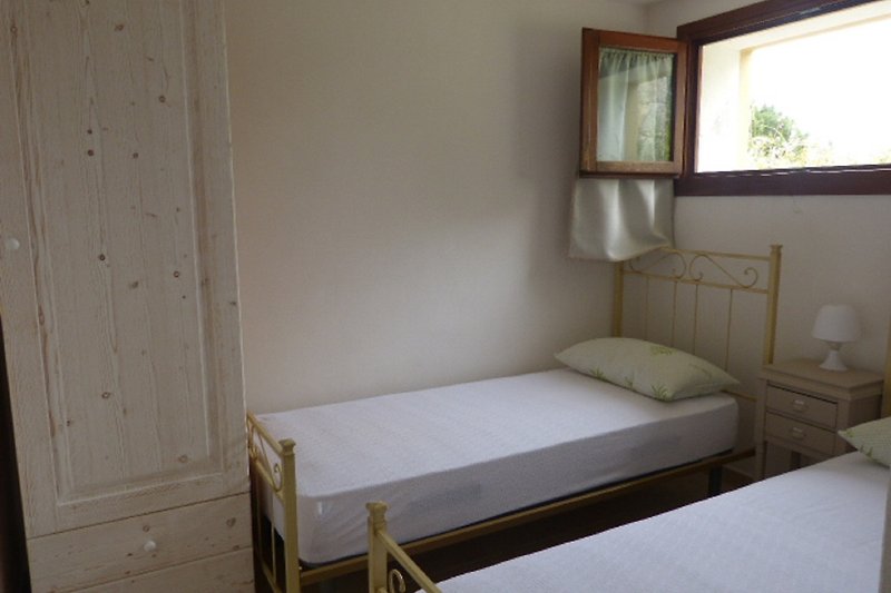 Una camera da letto con un letto in legno e arredamento confortevole.