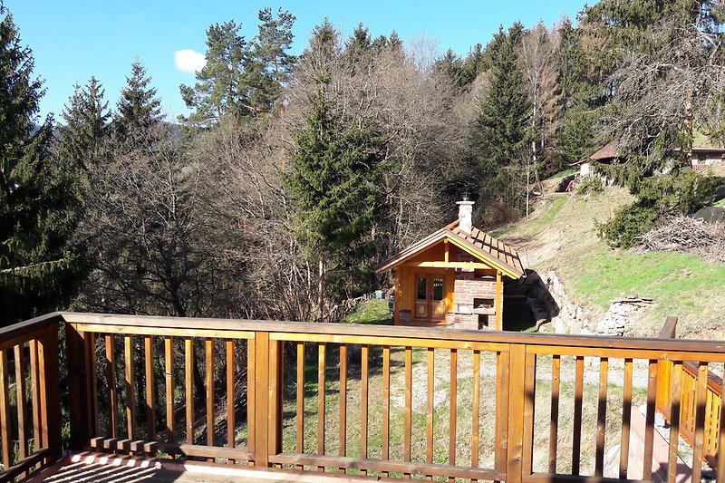 Blick vom Balkon in den eigenen Garten mit Grillhütte (Rudi-Hütte)