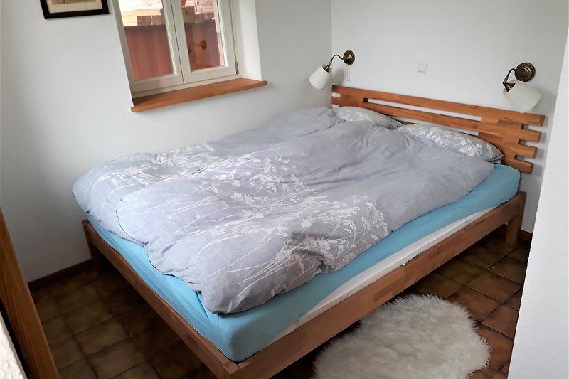 FeWo Rosine: Erstes Schlafzimmer, Doppelbett (1,60 x 2 m), zwei Matratzen, Leselampen