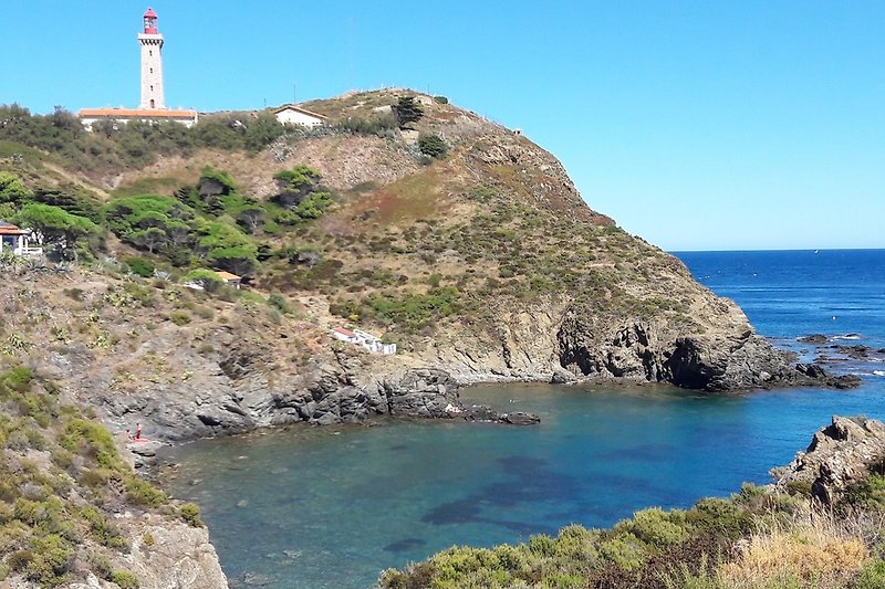 Cote Vermeille, Felsenküste mit kleine Badebuchten, Collioure, Banyuls, Port Vendres und Wanderweg an Küste.