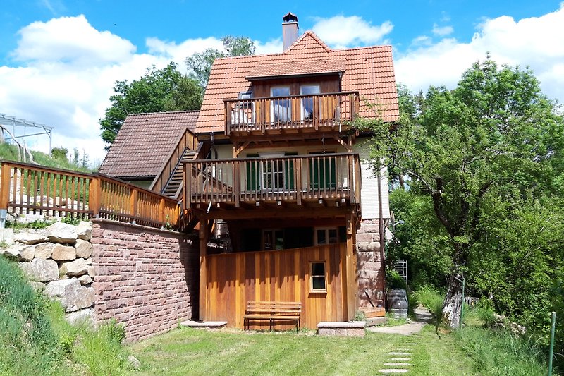 Russberghaus mit zwei Ferienwohnungen Maria mit Balkon und Rosine mit Terrasse, Spielwiese und Fahrradschuppen.