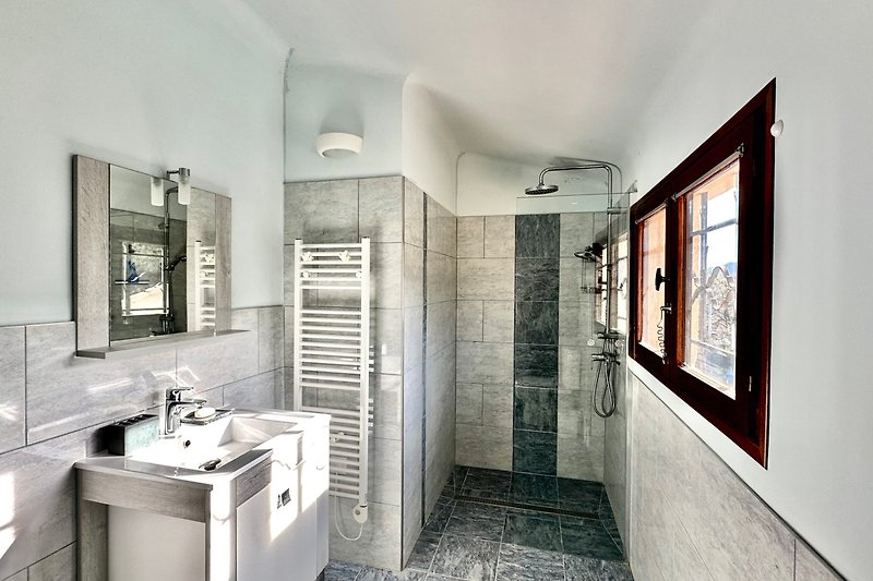 Im OG: Zimmer mit Doppelbett und privatem Bad: Drittes Bad mit Dusche, WC, Fenster.