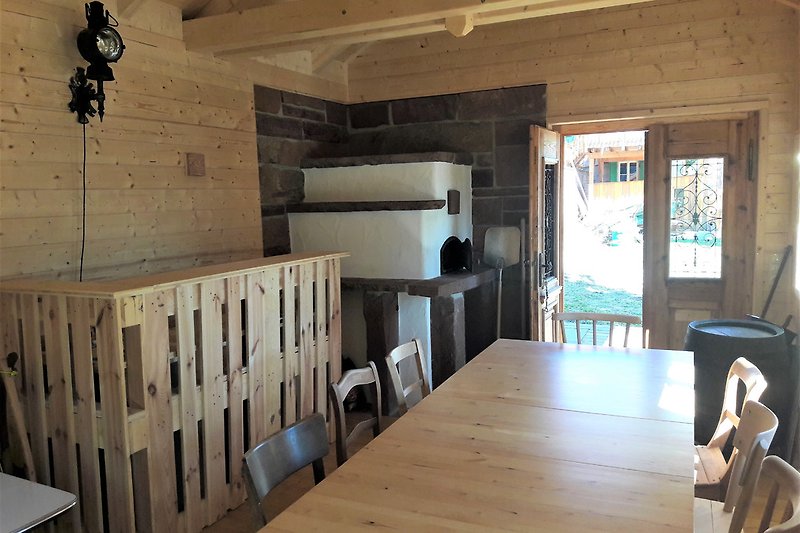 Rudi-Hütte innen: Holzbackofen und Palettenbar