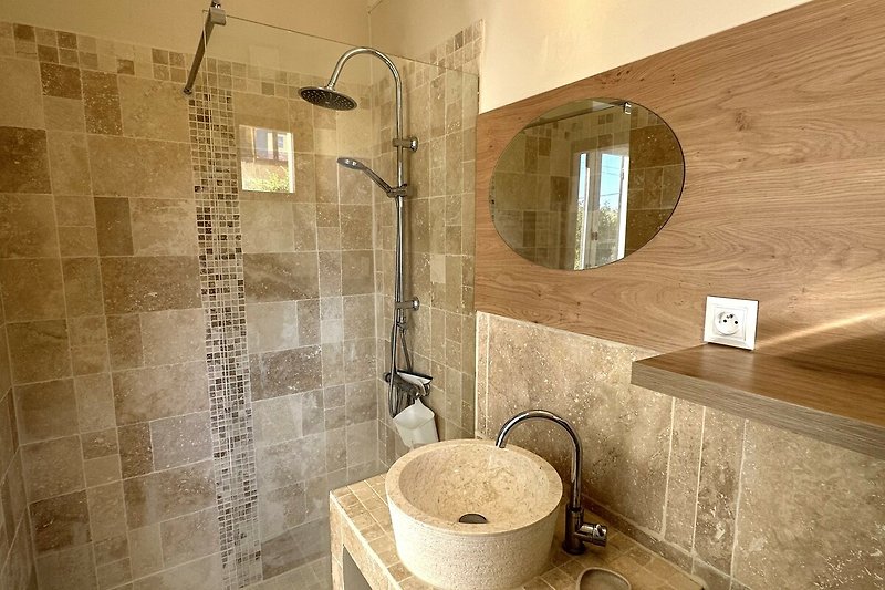 Zimmer, Doppelbett, privates Bad: Zweites Badezimmer mit Dusche, WC und Fenster.