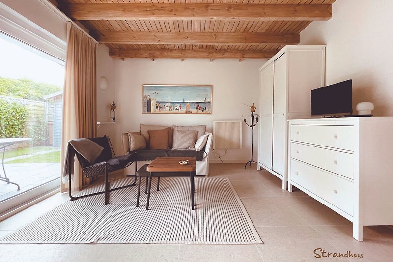 Gemütliches Wohnzimmer mit Kleiderschrank und Kommode.