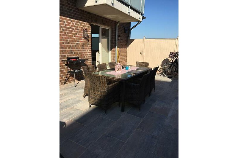 Terrasse mit Gartenmöbeln, Sonnenliegen und Elektro-Grill