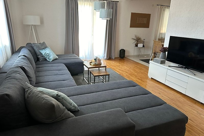 Stilvolles Wohnzimmer mit bequemer Couch und moderner Einrichtung.