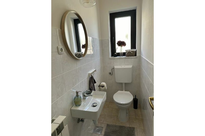 Modernes Badezimmer mit stilvoller Einrichtung und lila Akzenten.