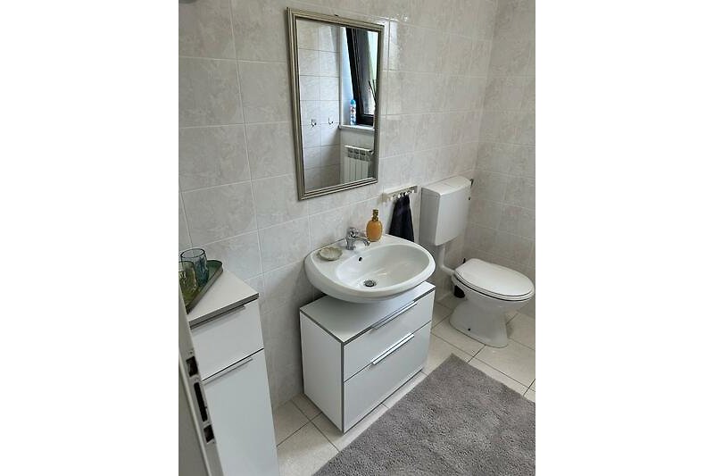 Ein modernes Badezimmer mit lila Akzenten und stilvoller Ausstattung.