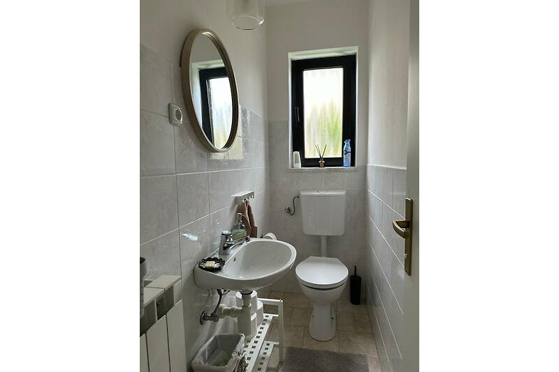 Ein stilvolles Badezimmer mit lila Akzenten und modernen Sanitäranlagen.