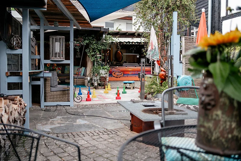 Outdoorfläche verdoppelt, größere Grillstelle. Im Bild mit Hähnchen am Drehspieß.