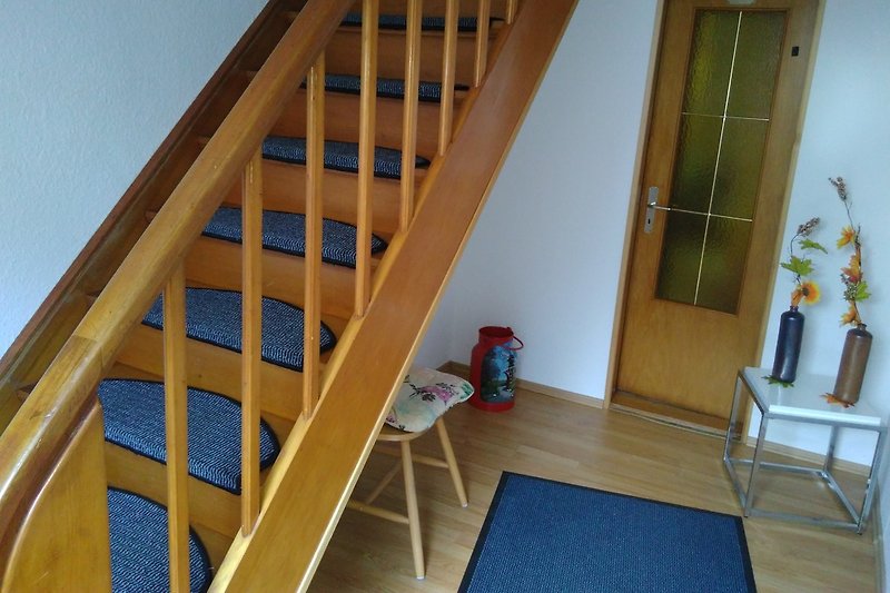Treppenaufgang vom Eingangsbereich zur Wohnung