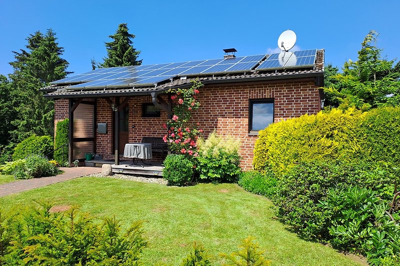 Das Ferienhaus der Familie Künzl mit gemütlichem Garten vor dem Haus.