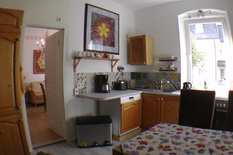 Küche mit Durchgang zum Wohnzimmer