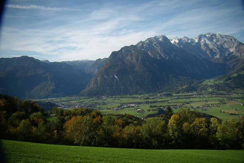 Panoramablick ins Tal mit Kuchl und Umgebung