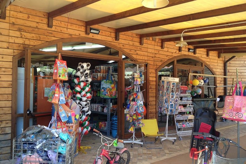 Een artistieke bazaar/ campingwinkel met fietsenverhuur