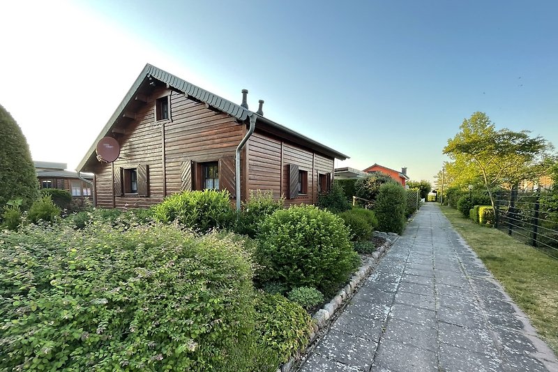 Idylle mit romantischen Blockbohlenhaus liegt nur wenige Meter vom Deich entfernt | kleines Haff Hus