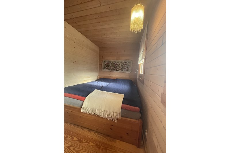 knuffiger Schlafraum im Erdgeschoß mit Doppelbett (1,80 x 2m) mit neuen Matratzen & Toppern