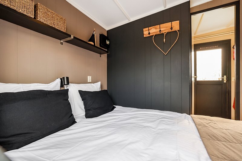 Slaapkamer met tweepersoons bed (160x200)