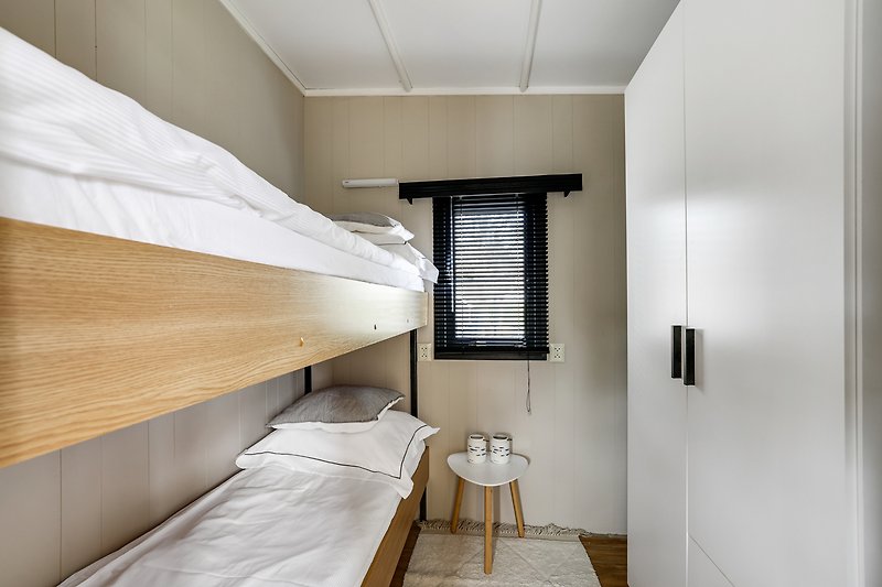 Slaapkamer met stapelbed en kast