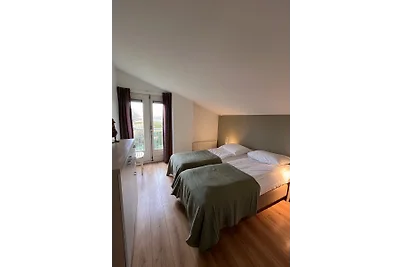 Huis met grote tuin op zuiden en bij meer