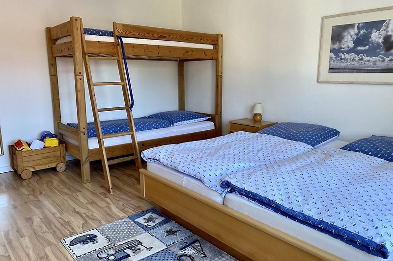 Schlafzimmer 1 mit Doppelbett und Etagenbett