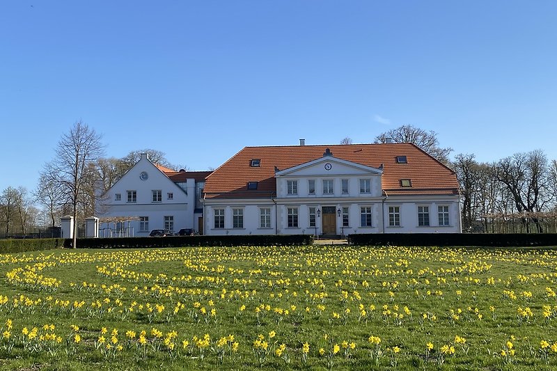 Herrenhaus Rosengarten im Frühjahr -Südrügen