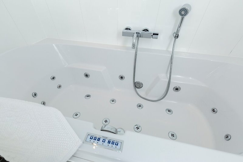 Badkamer met whirlpool en aparte douche