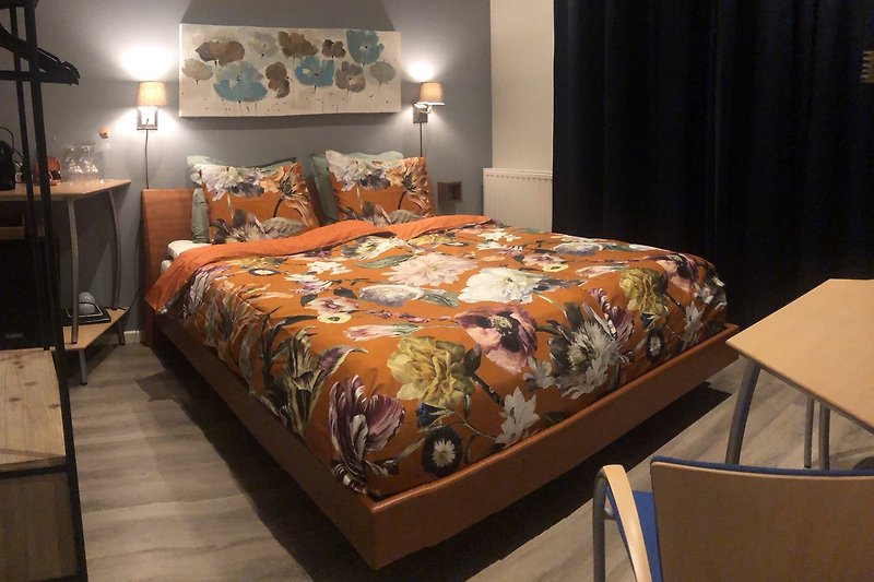 Sfeervolle kamer met comfortabel kingsize bed 180-210 met luxe beddengoed.