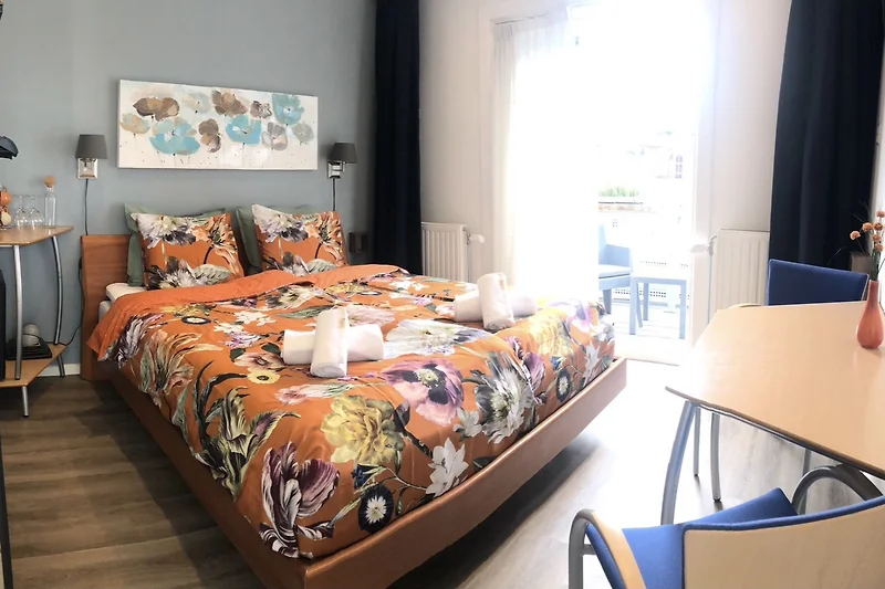 Stilvolles Zimmer mit komfortablem Kingsize-Bett 180-210 cm. Balkon mit Meerblick.