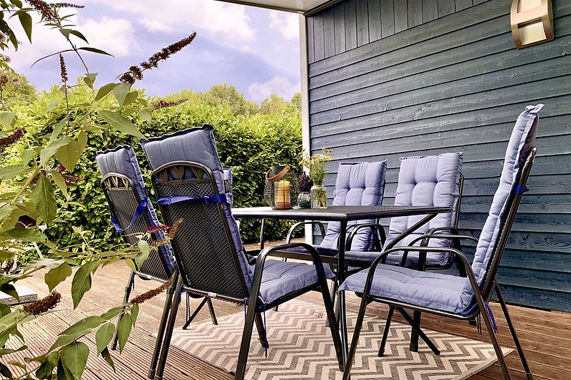 Überdachte Terrasse mit Sitzmobiliar