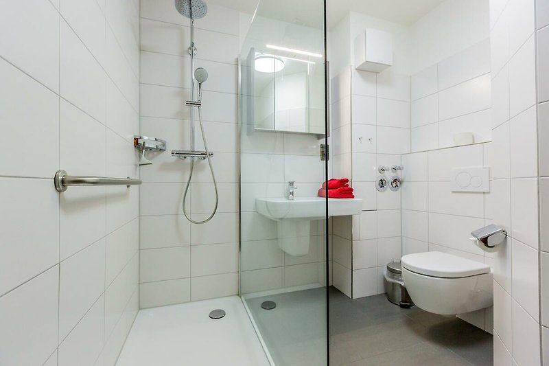 Modernes Duschbad mit bodentieder Wanne