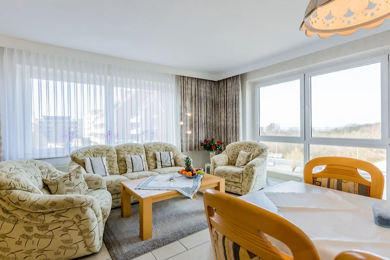 Grote woonkamer met panoramisch raam